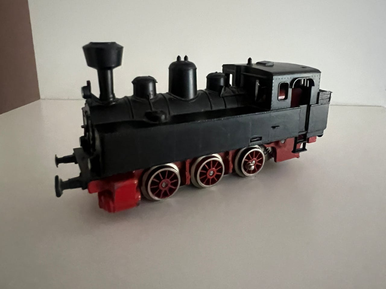 Märklin junarataan veturi