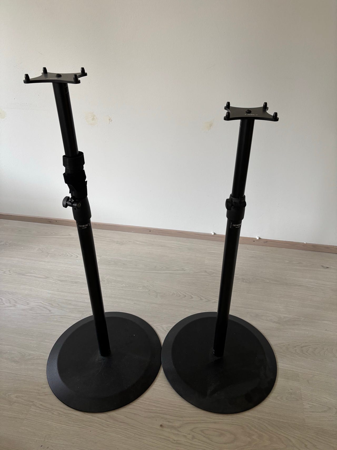 Genelec lattiajalusta ja adapteri x2