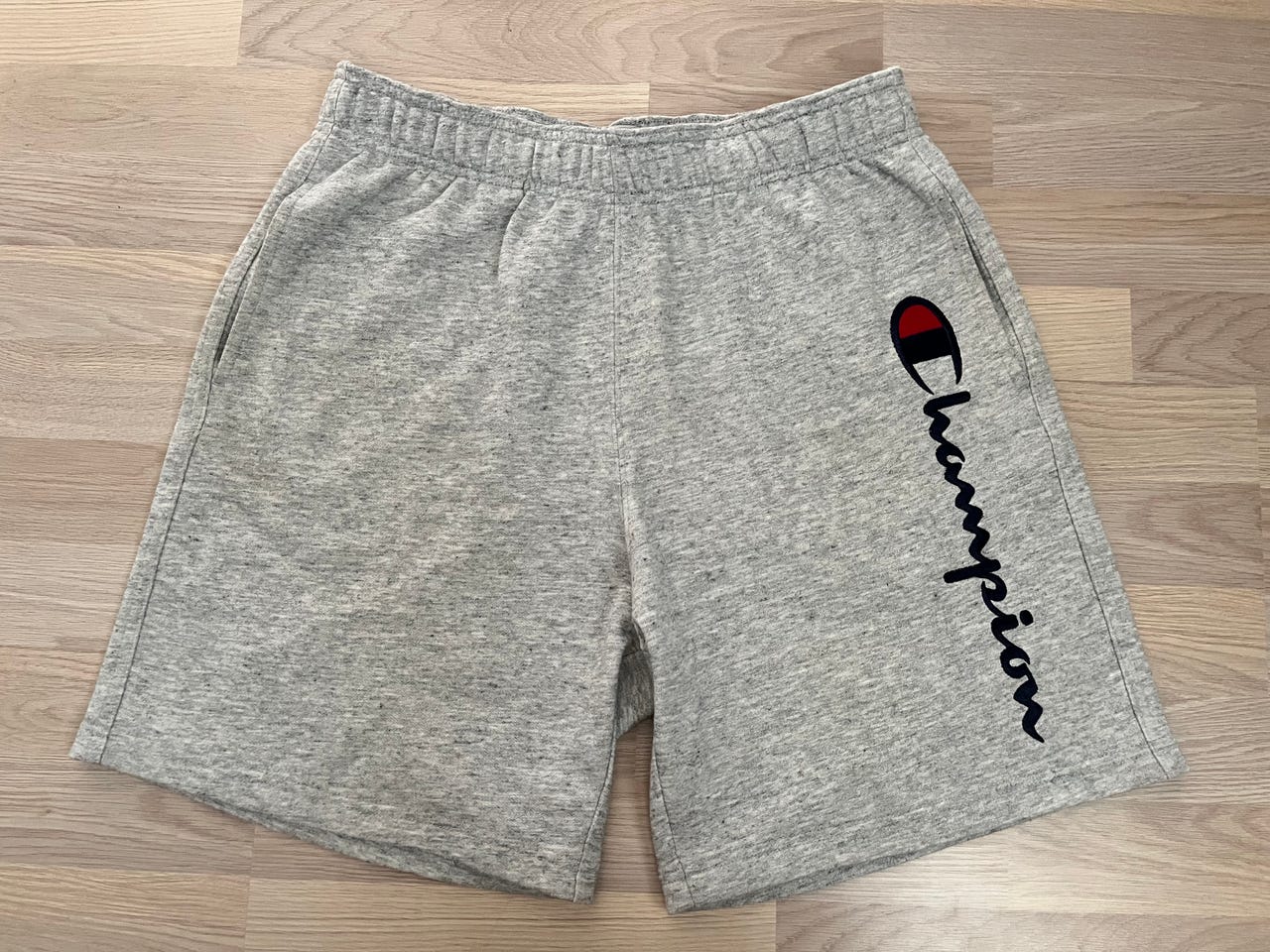 Champion harmaat shortsit M