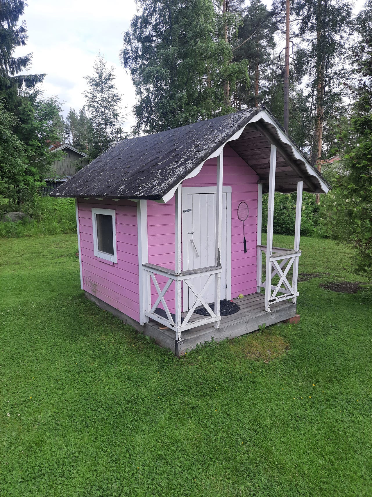 Leikkimökki ja kalusteet