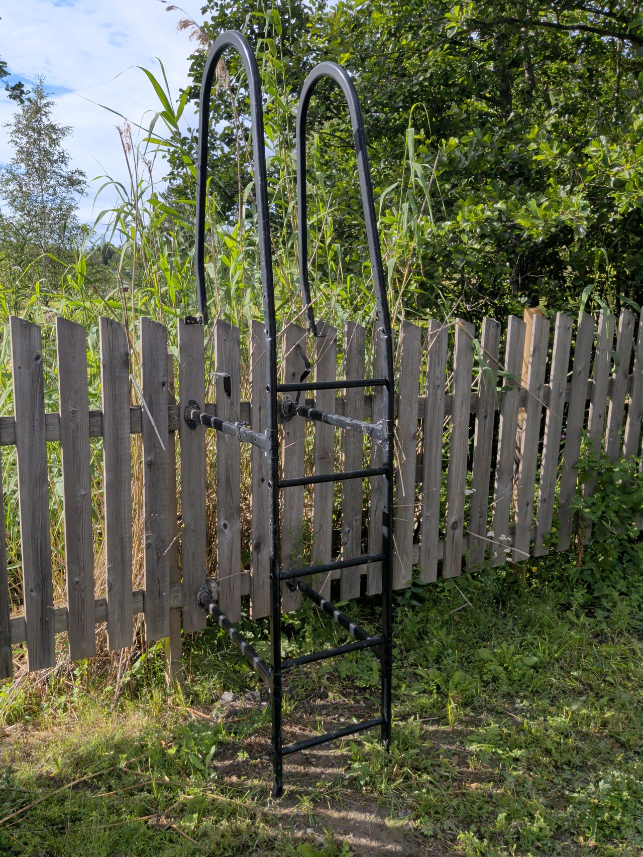 Metalliset mustat seinätikkaat