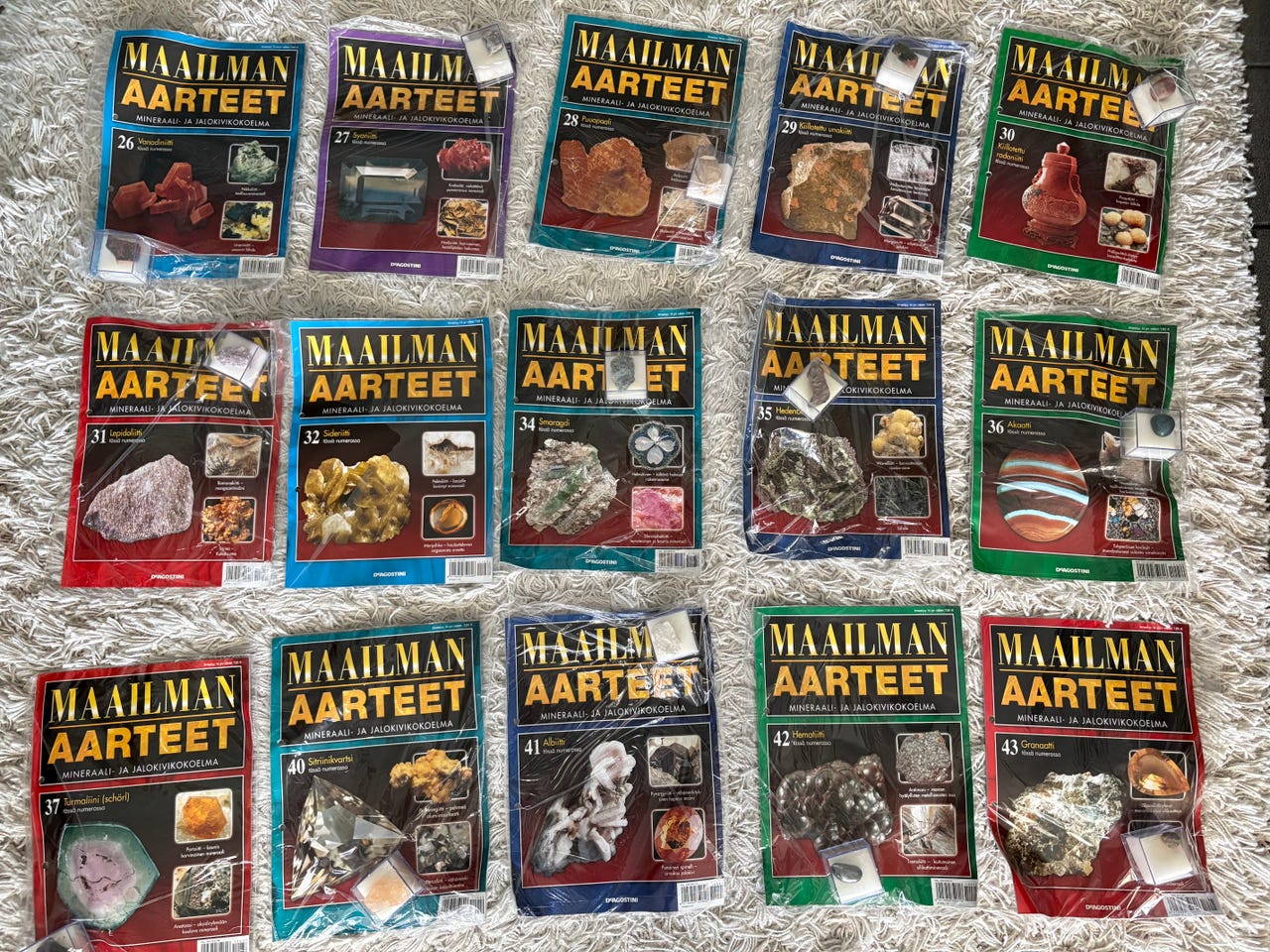 Maailman aarteet mineraali- ja jalokivikokoelma 14 kpl Uusia lehtiä + kivet