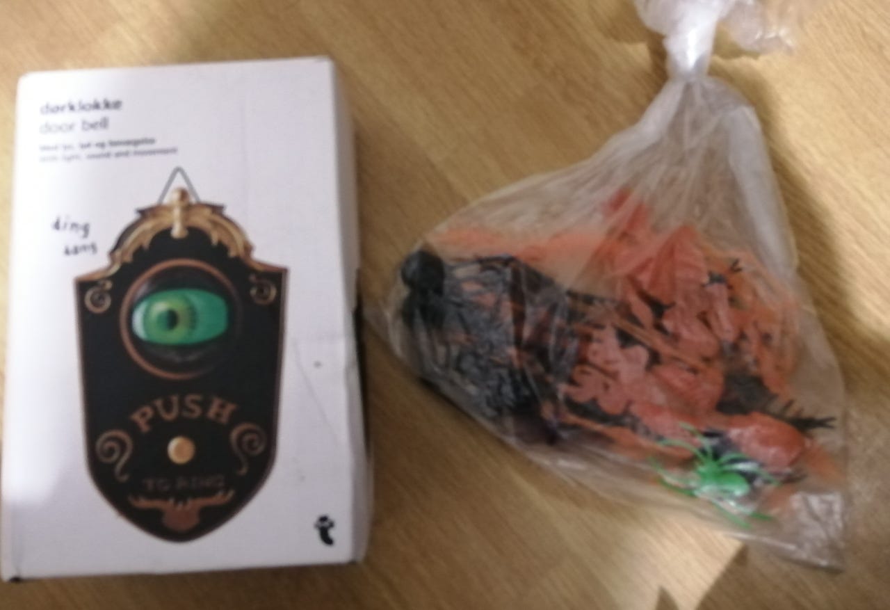 Halloween-ovikello+ muovisia koristeita