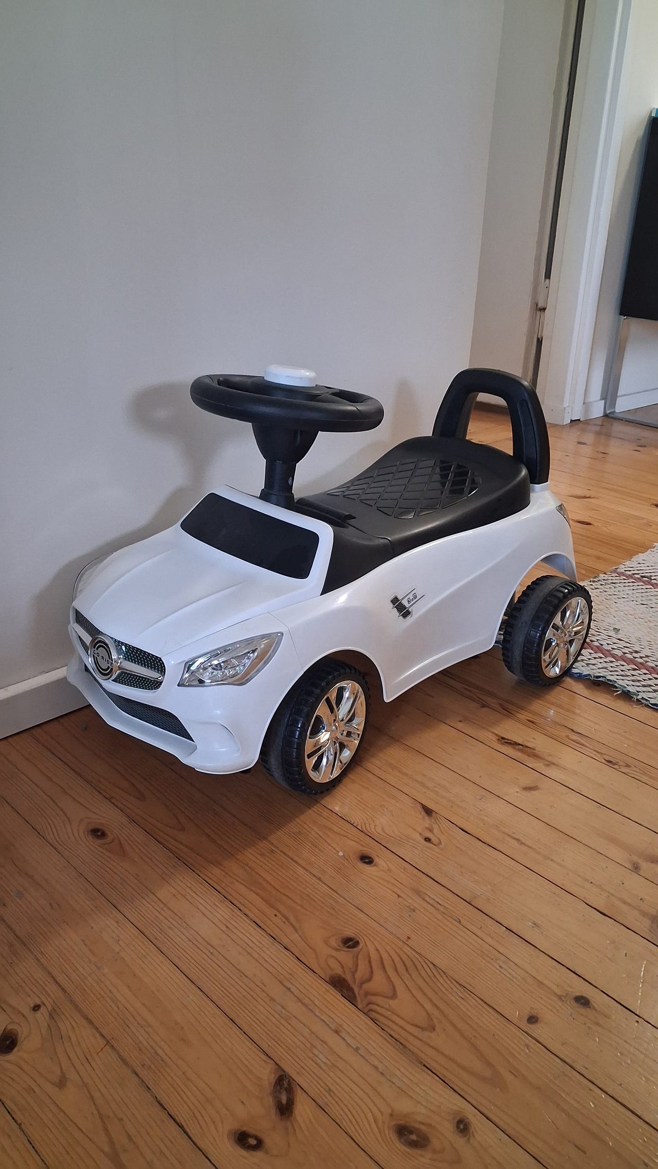 Tyylikäs potkuauto säilytysistuimella