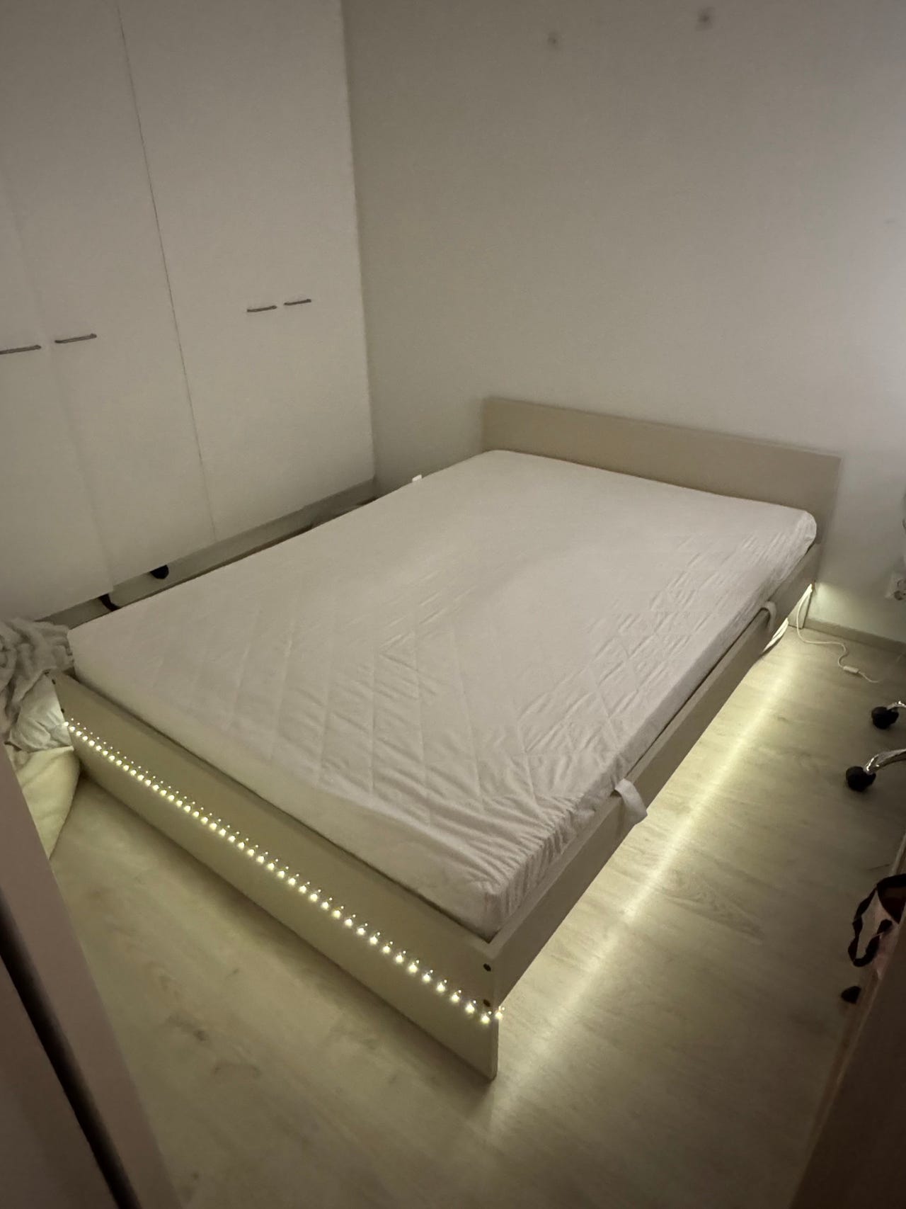 IKEA sänky + Sleezzz-patja 140x200 valkoinen