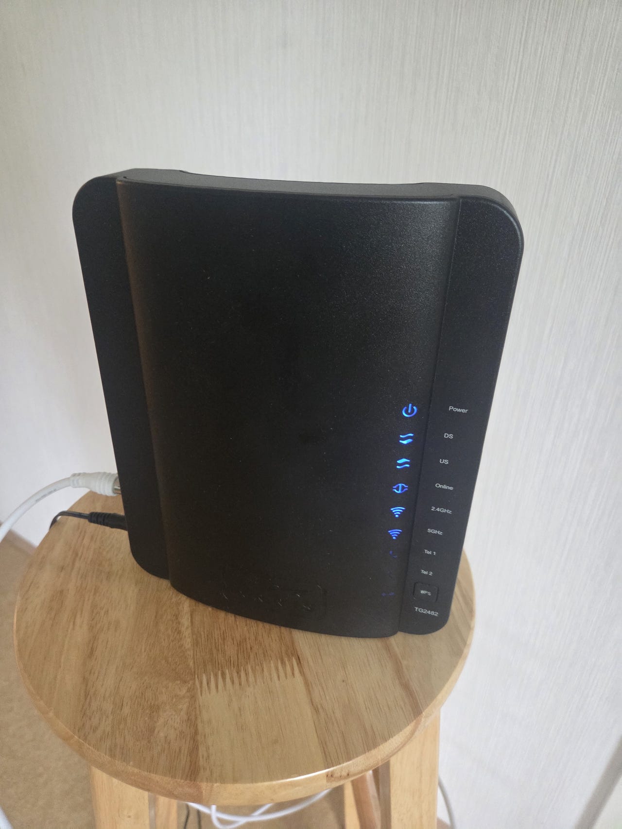 Arris TG2482B kaapelimodeemi / reititin