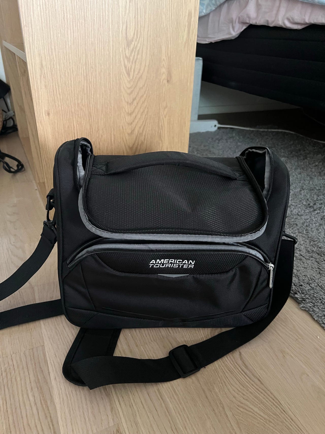 American Tourister matkustuslaukku