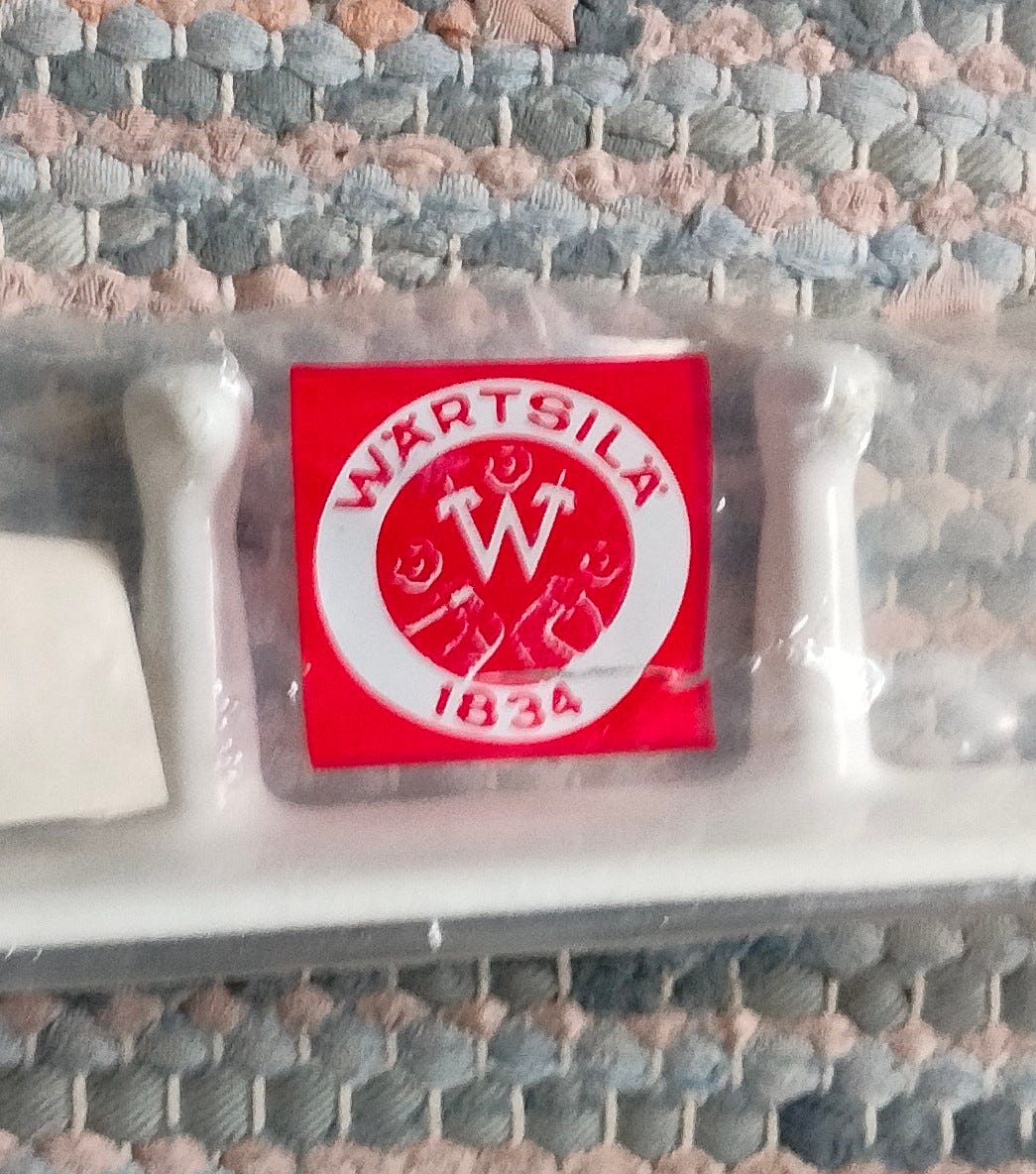 Wärtsilä, 1950-luvun emalinaulakko, 6 koukkua - alkuperäisessä pa