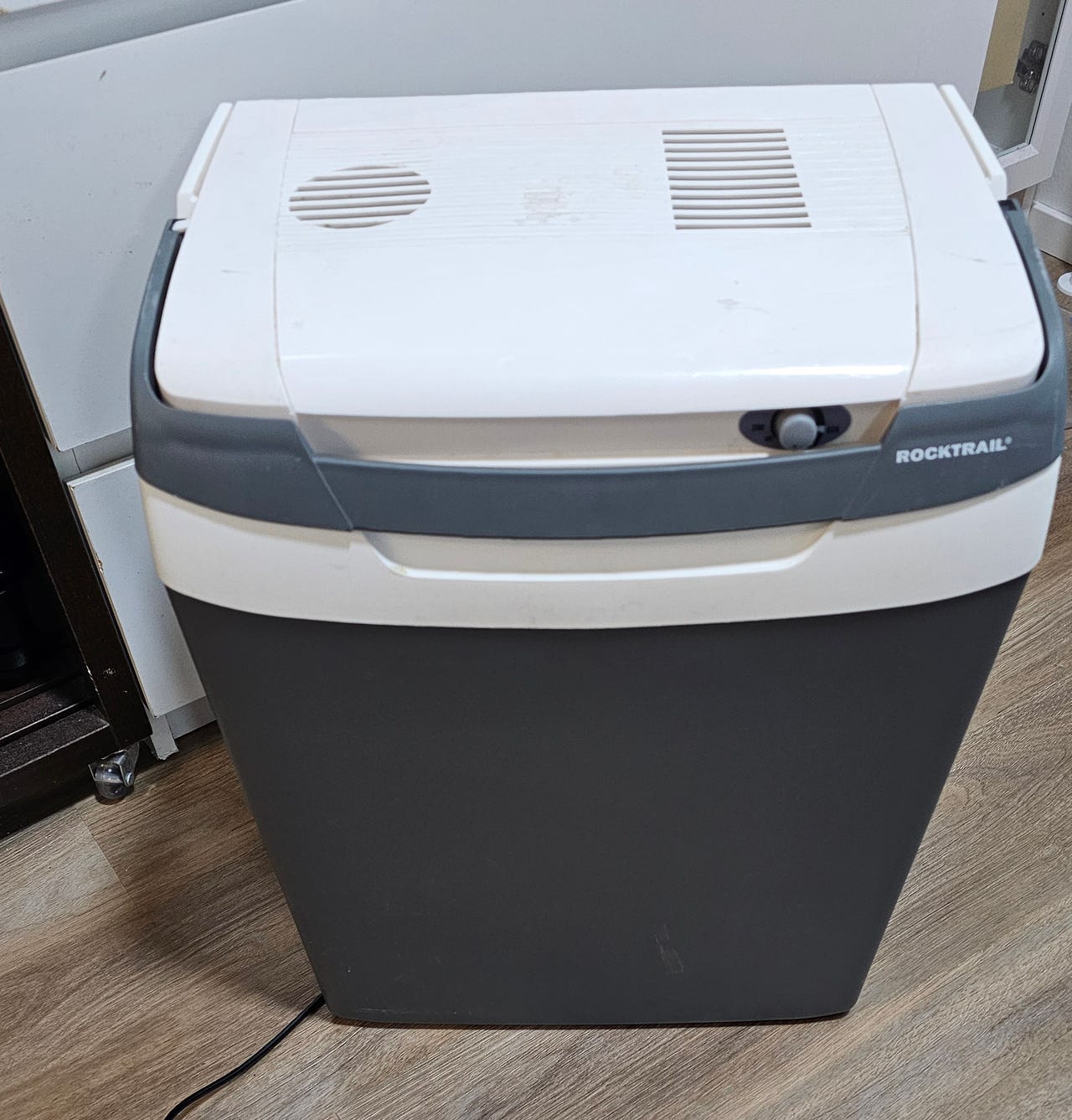Kylmälaukku verkkovirta ja  12 V –