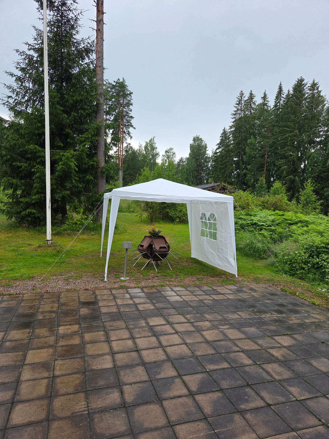 Valkoinen paviljonki / juhlateltta sivuseinällä