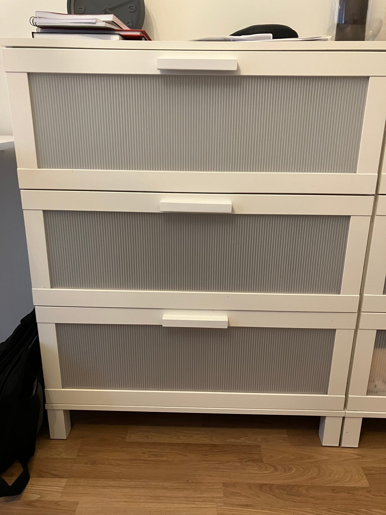 2 IKEA lipastoa, valkoinen ja huurrettua muovia edessä