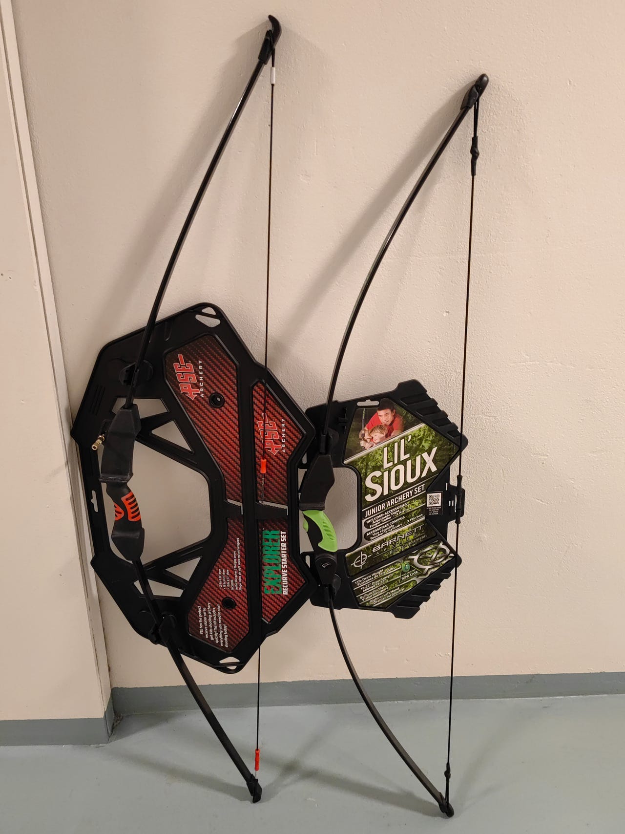 Lasten jousipyssyjä 2 kpl PSE ja Barnett