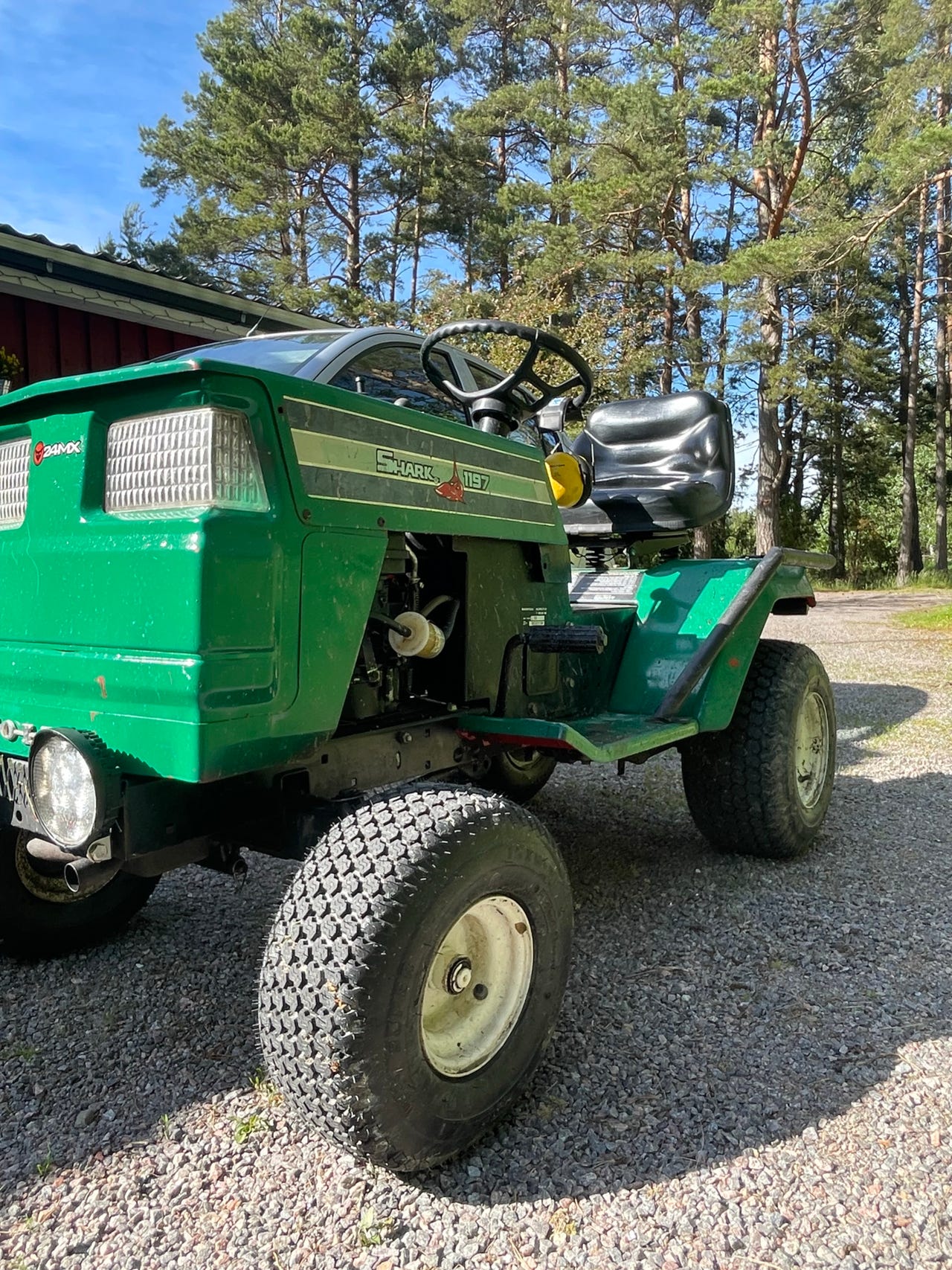 Vihreä ajoleikkuri puutarhatraktori