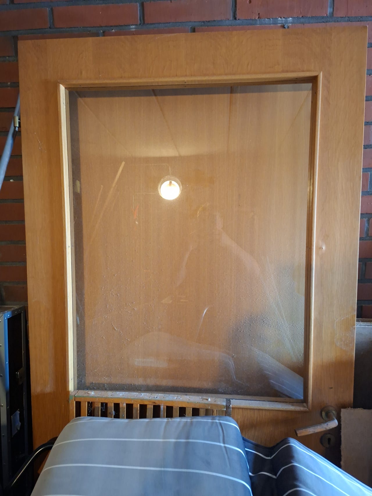 kolme tammiviiluovea, ikkunallinen ja 2 sileää