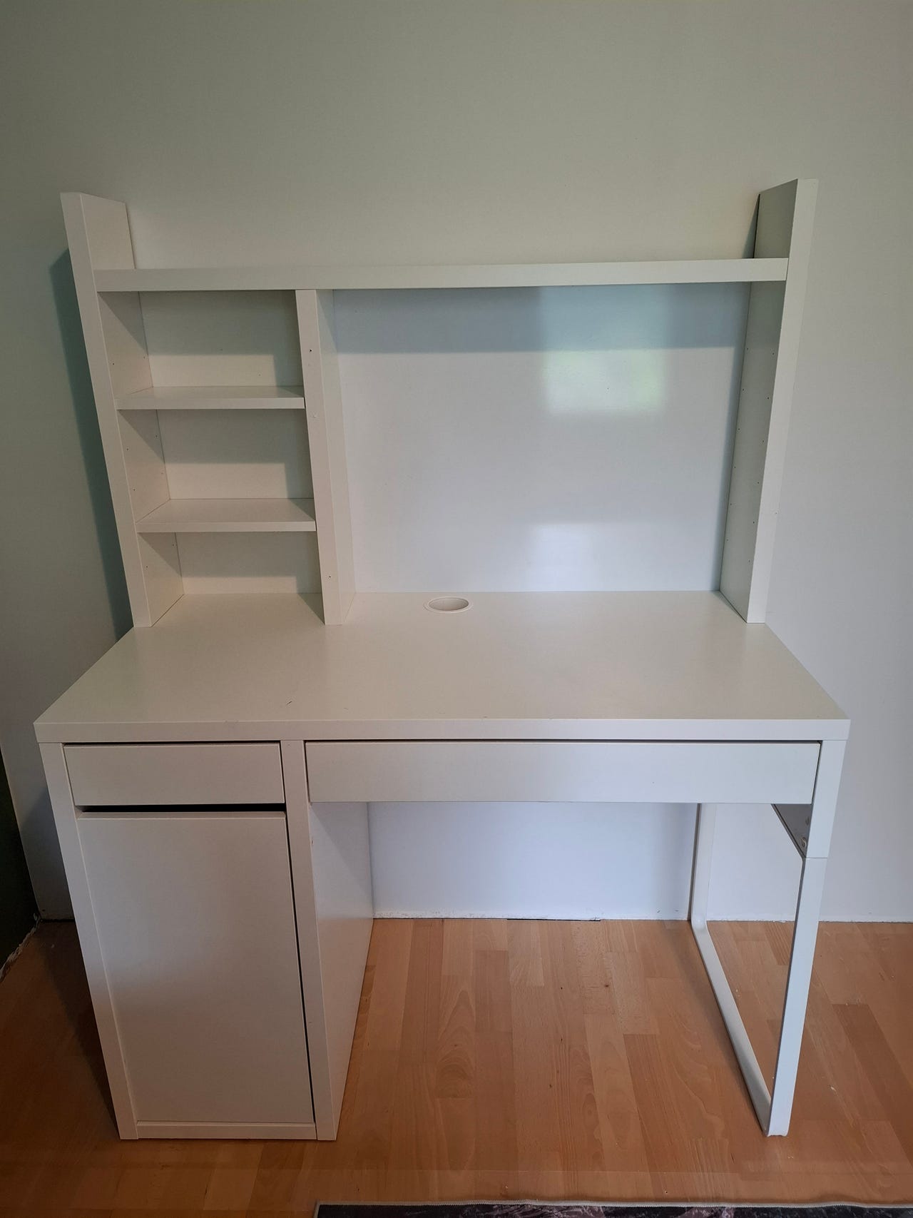 IKEA valkoinen lasten työpöytä hyllyillä ja kaapilla