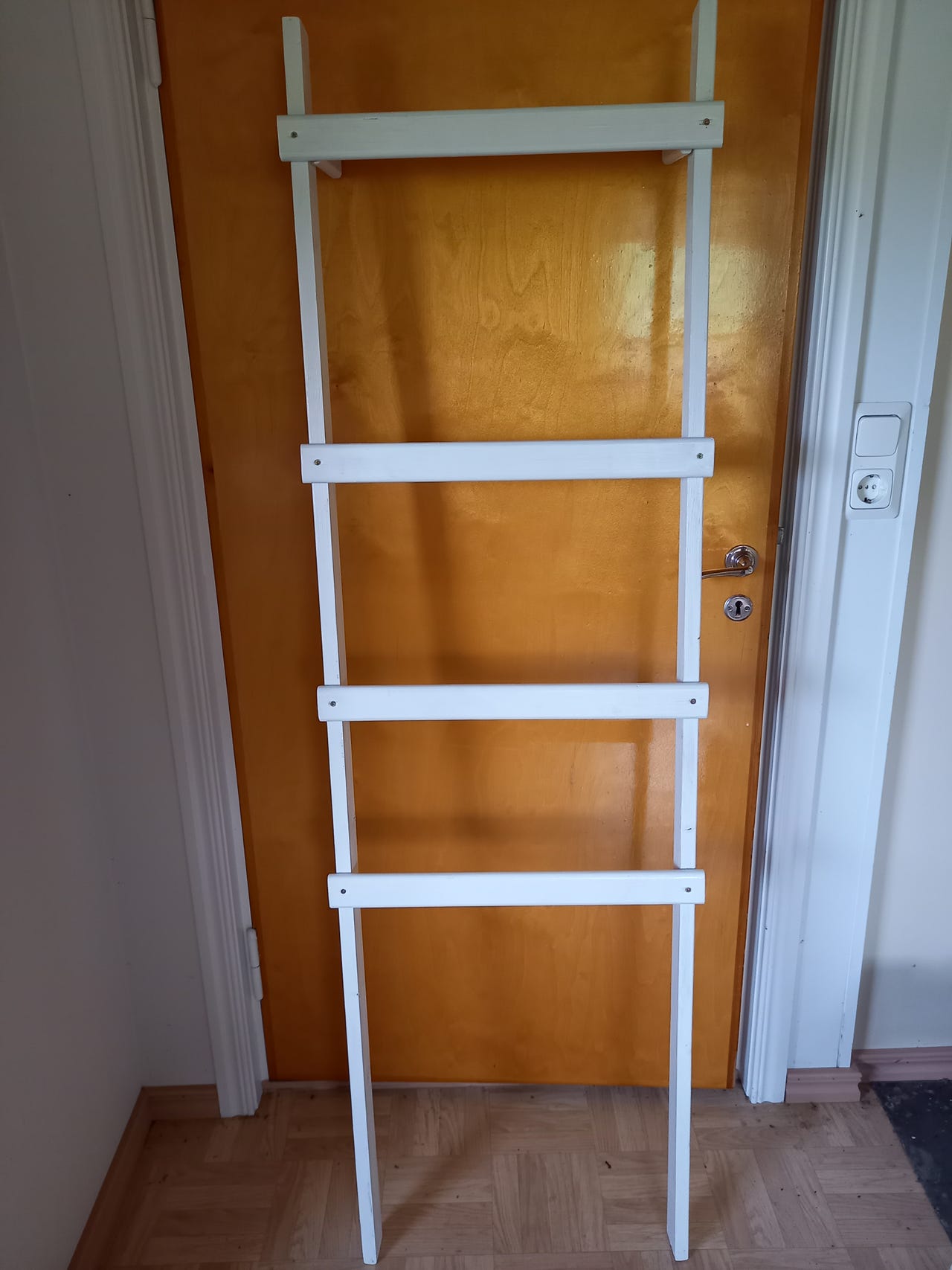 Valkoinen tikas / seinäteline