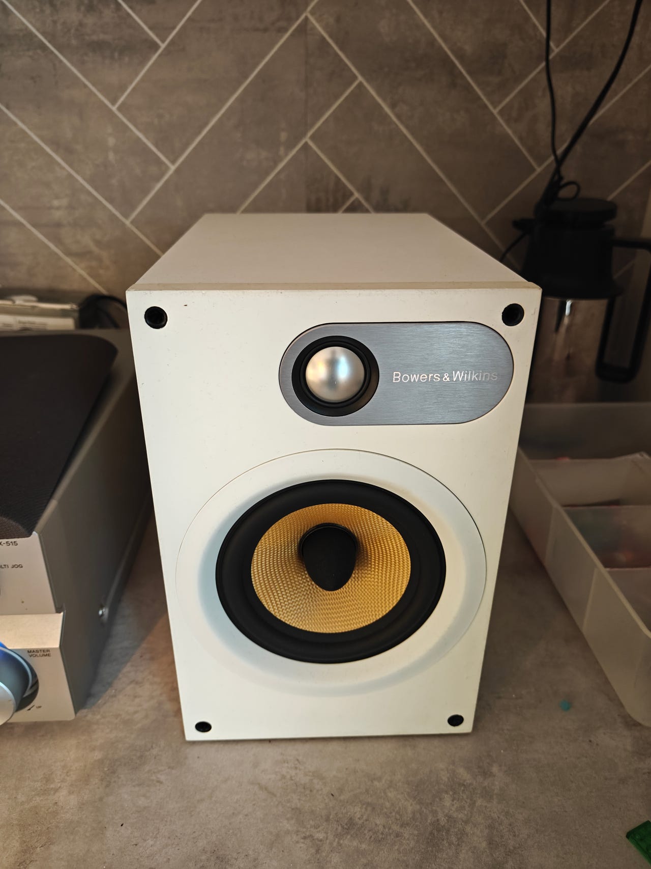 B&W Bowers&Wilkins
686