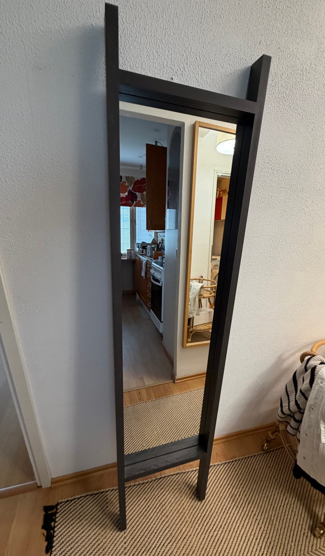 Mustakehyksinen laadukas lattiapeili