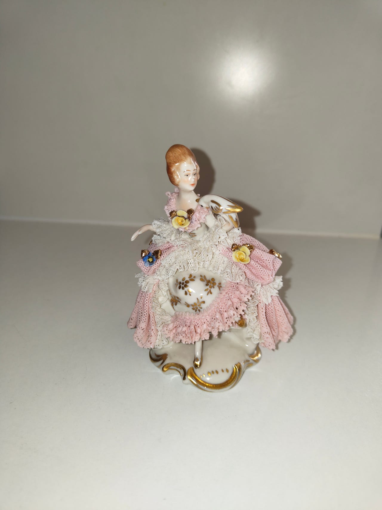 Posliininen naisfiguuri koriste-esine