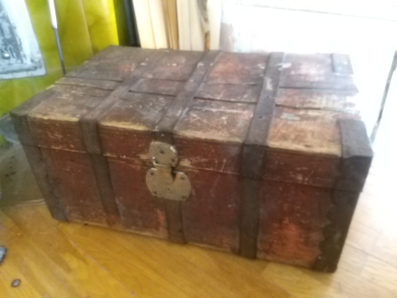 Vanha puinen arkku metallivahvikkeilla