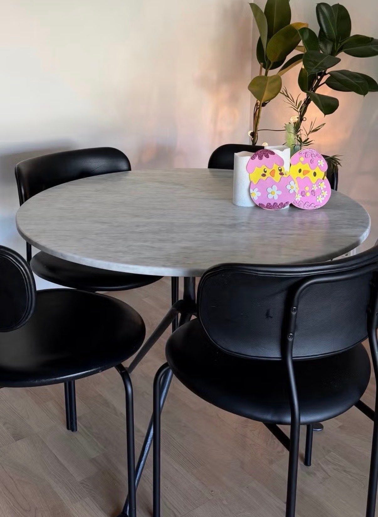 Myydään uudenveroinen Officina Round Table marmorinen ruokapöytä