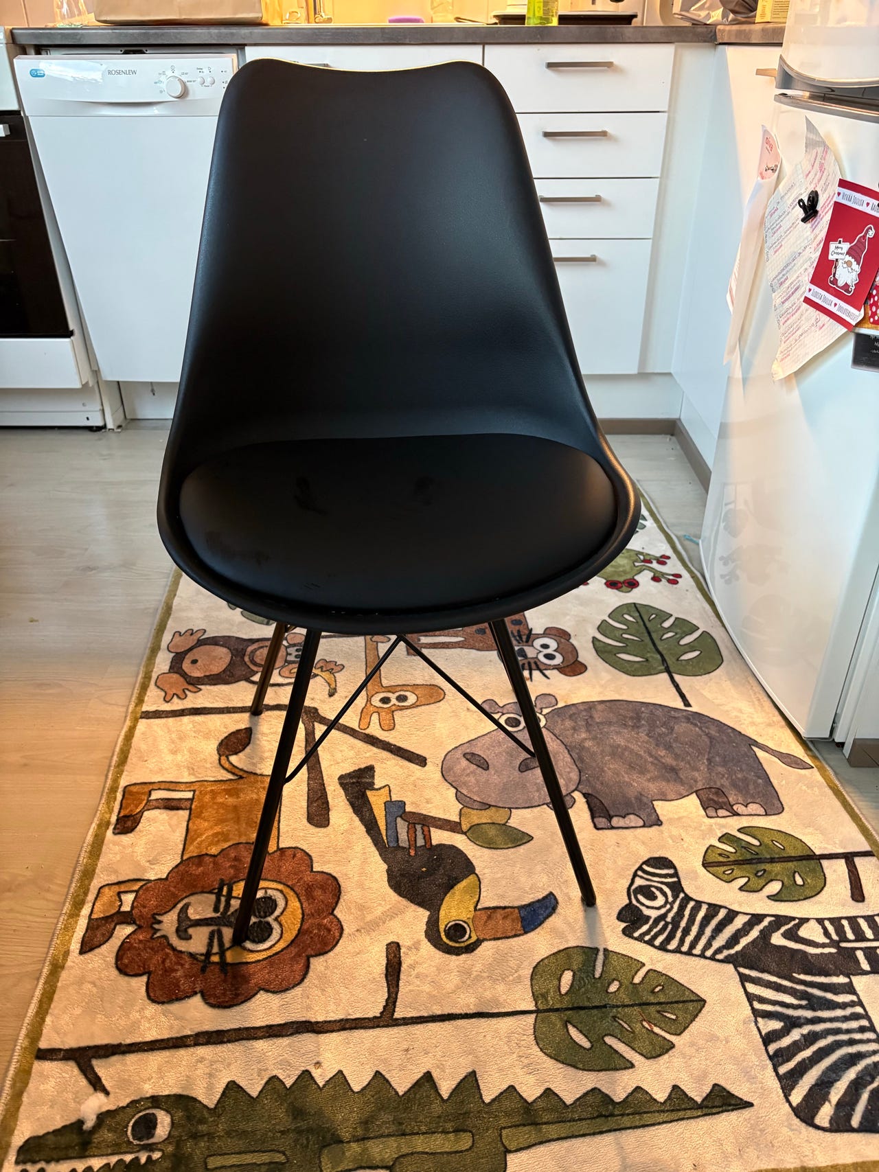 Neljä pehmustettua tuolia