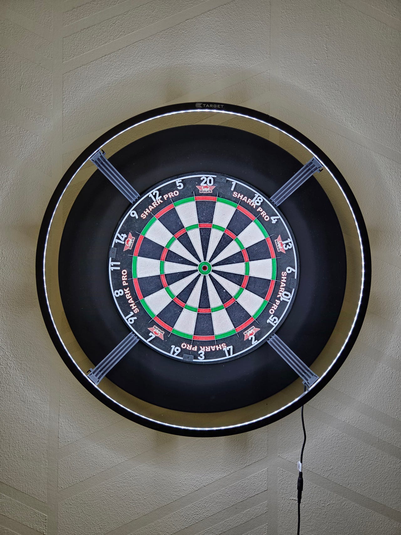 Darts setti sis. Taulun, surroundin, valon ja maton ochella
