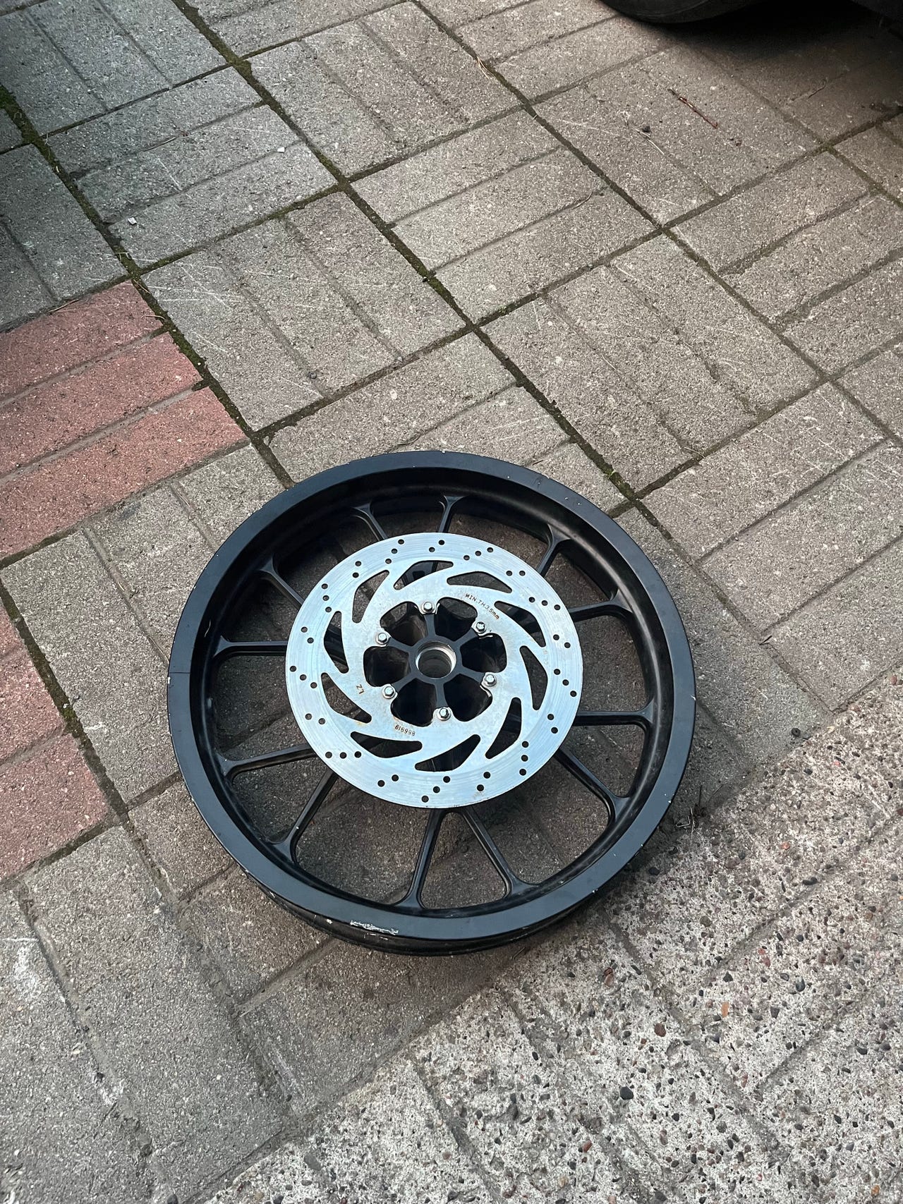 Mopon Etuvanne jarrulevyllä