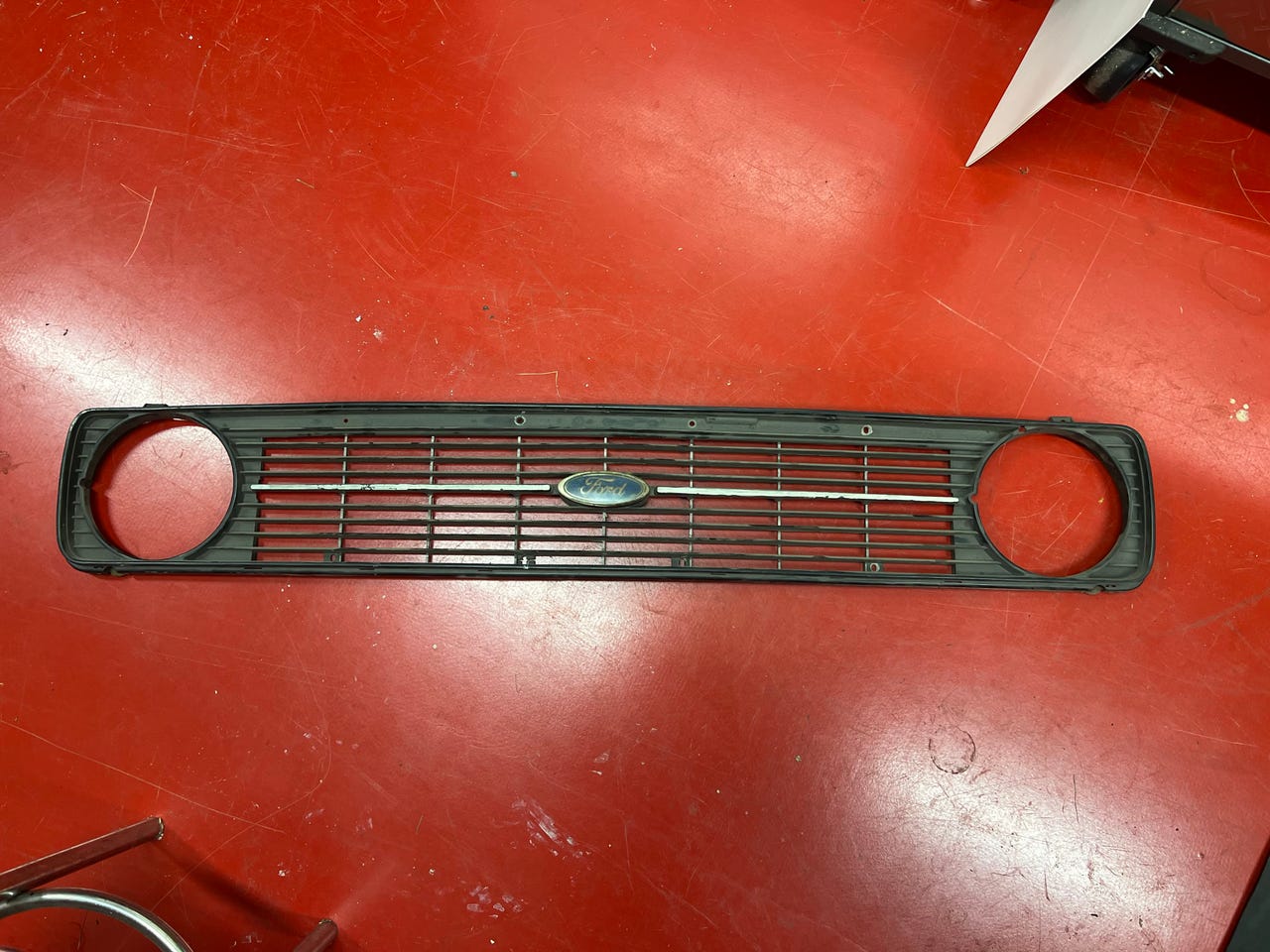 Ford Escort mk2 etusäleikkö / maski