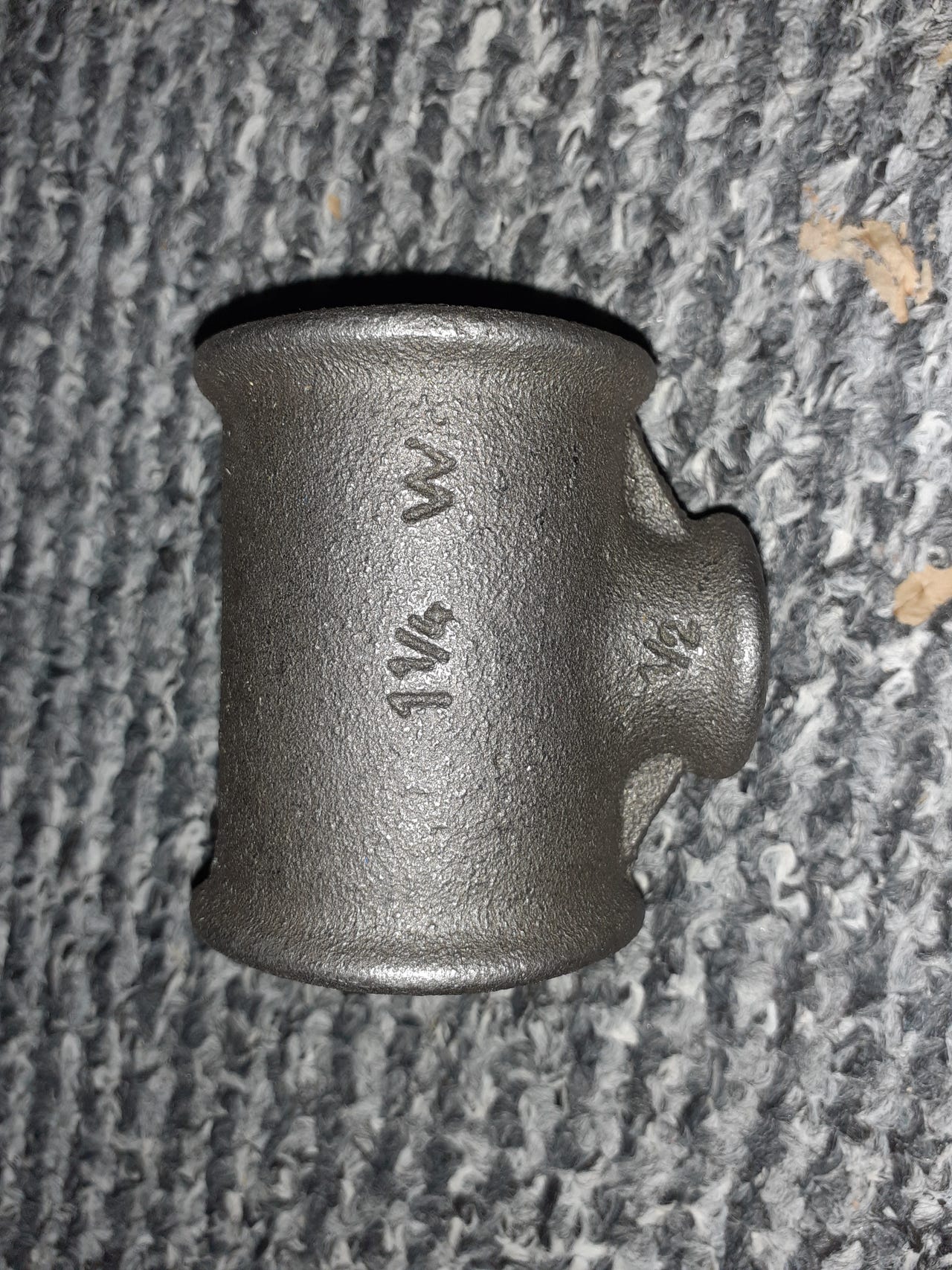 T - yhde putkille, 1 1/4 tuumaa 1/2 tuuman lähdölle, 1 kpl