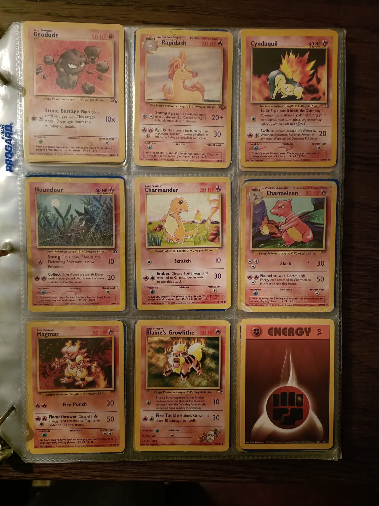 Kansiollinen pokemon kortteja