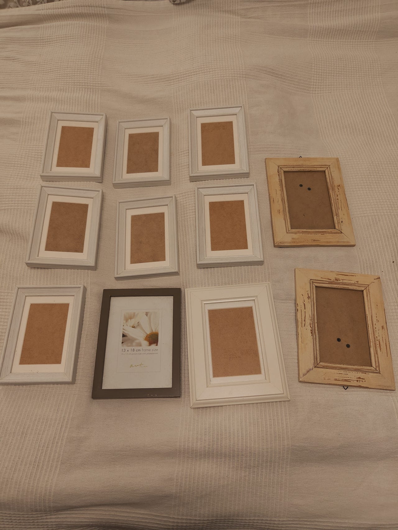 IKEA valokuvakehykset (11kpl) eri kokoja, valkoinen ja beige, set