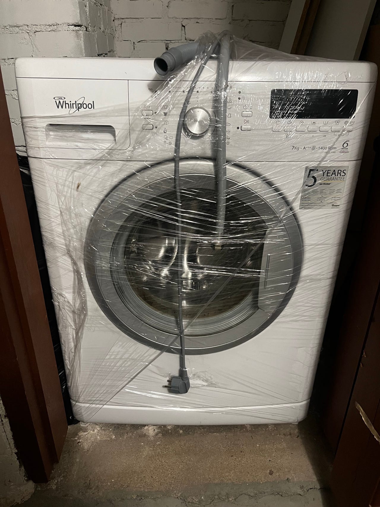 Whirlpool edestä täytettävä pesukone valkoinen