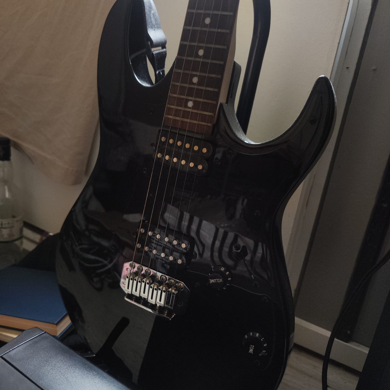 Myydään ibanez gio sähkökitara/sähköbasso sekä Laney vahvistimet