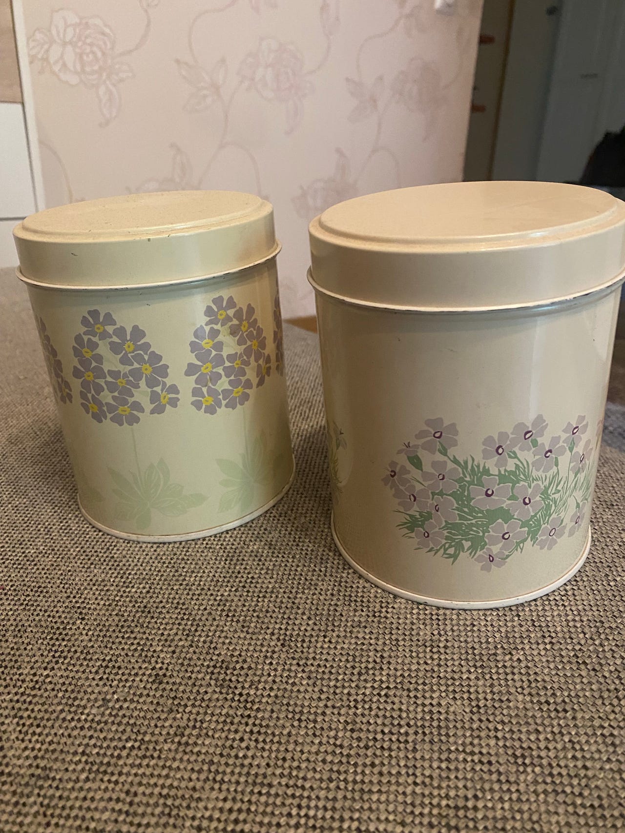 Pari peltipurkit vintage