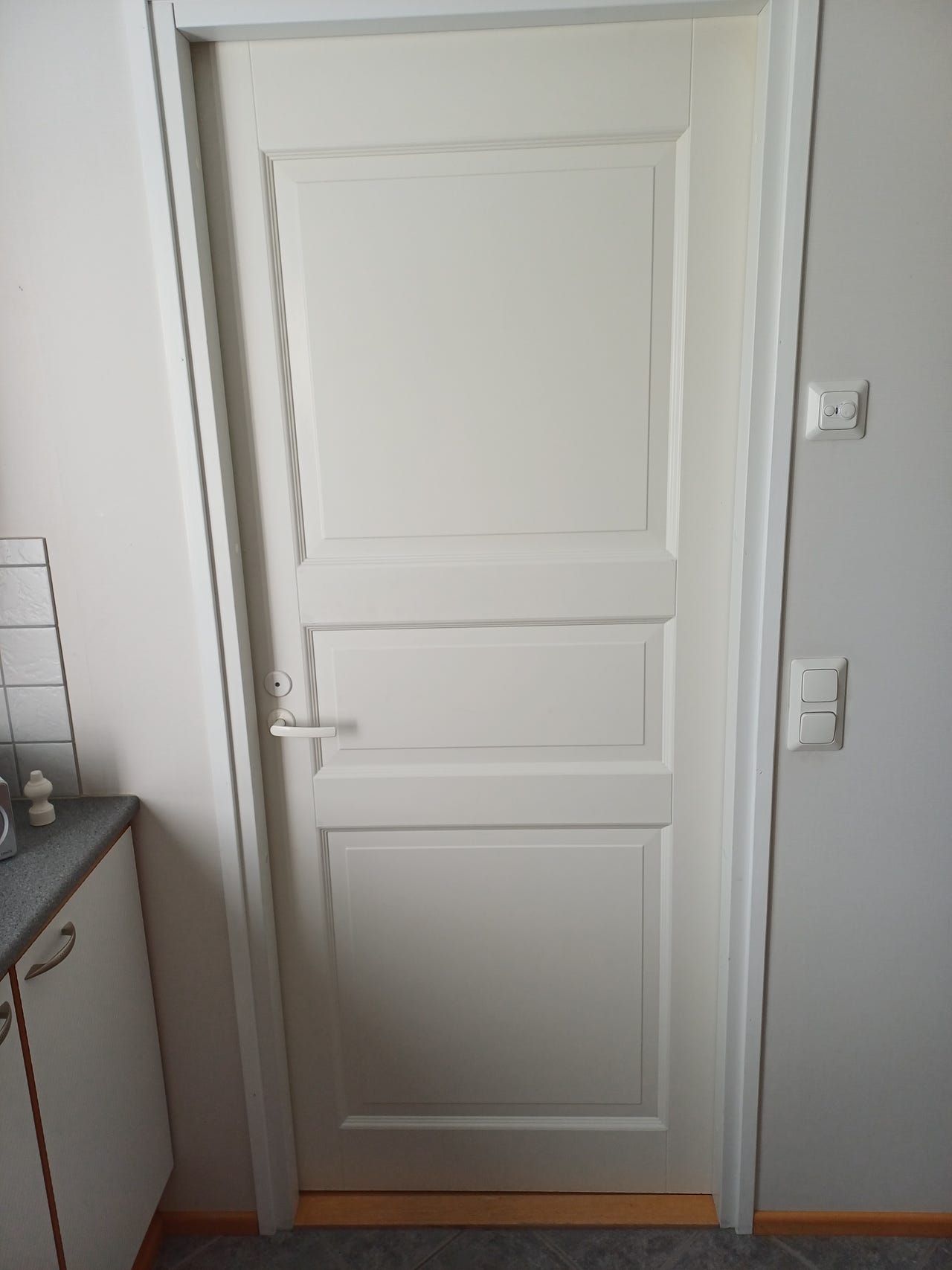 Valkoinen sisäovi peilikuvioinnilla