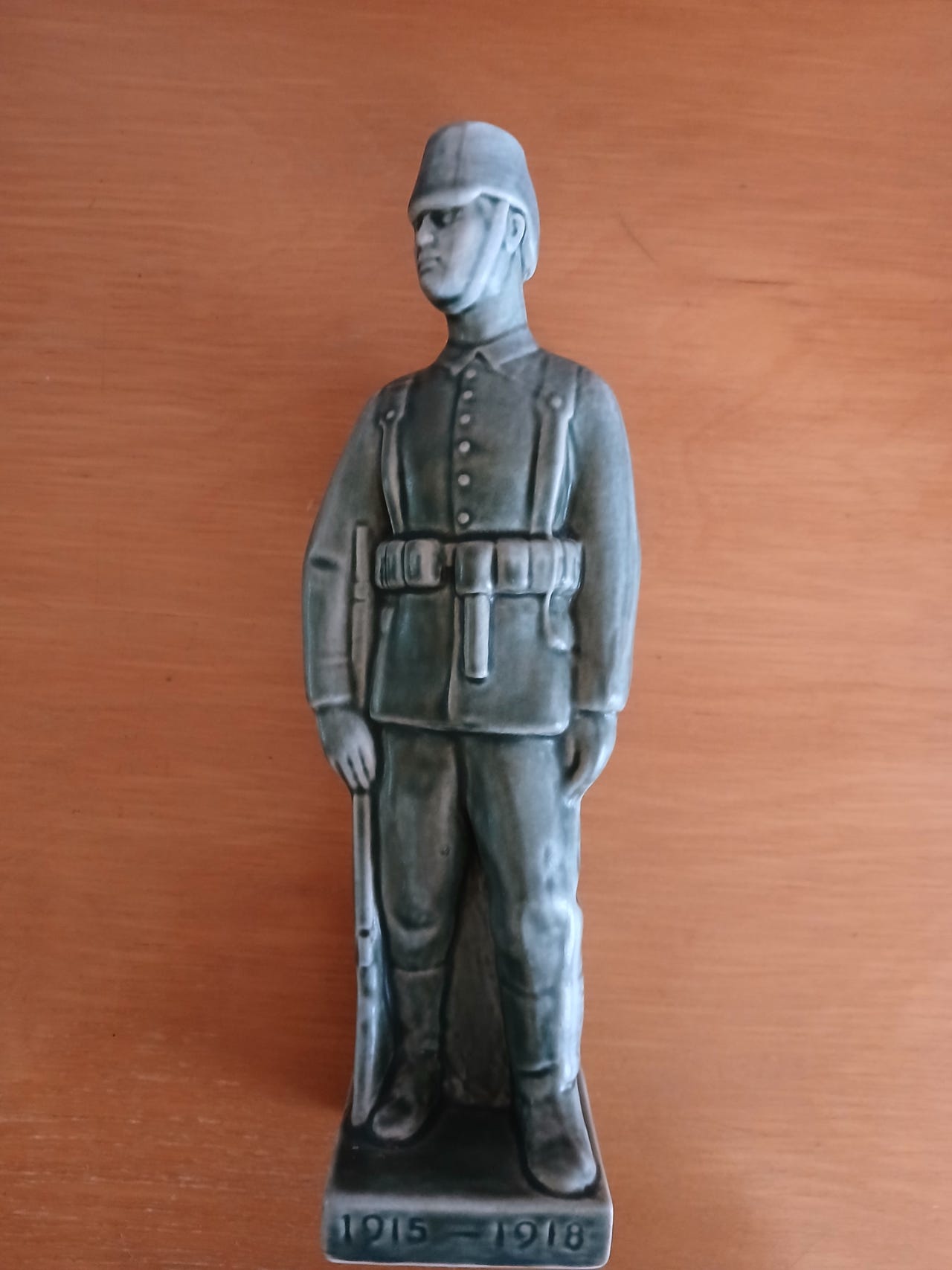 Sotilasfiguuri keramiikka patsas