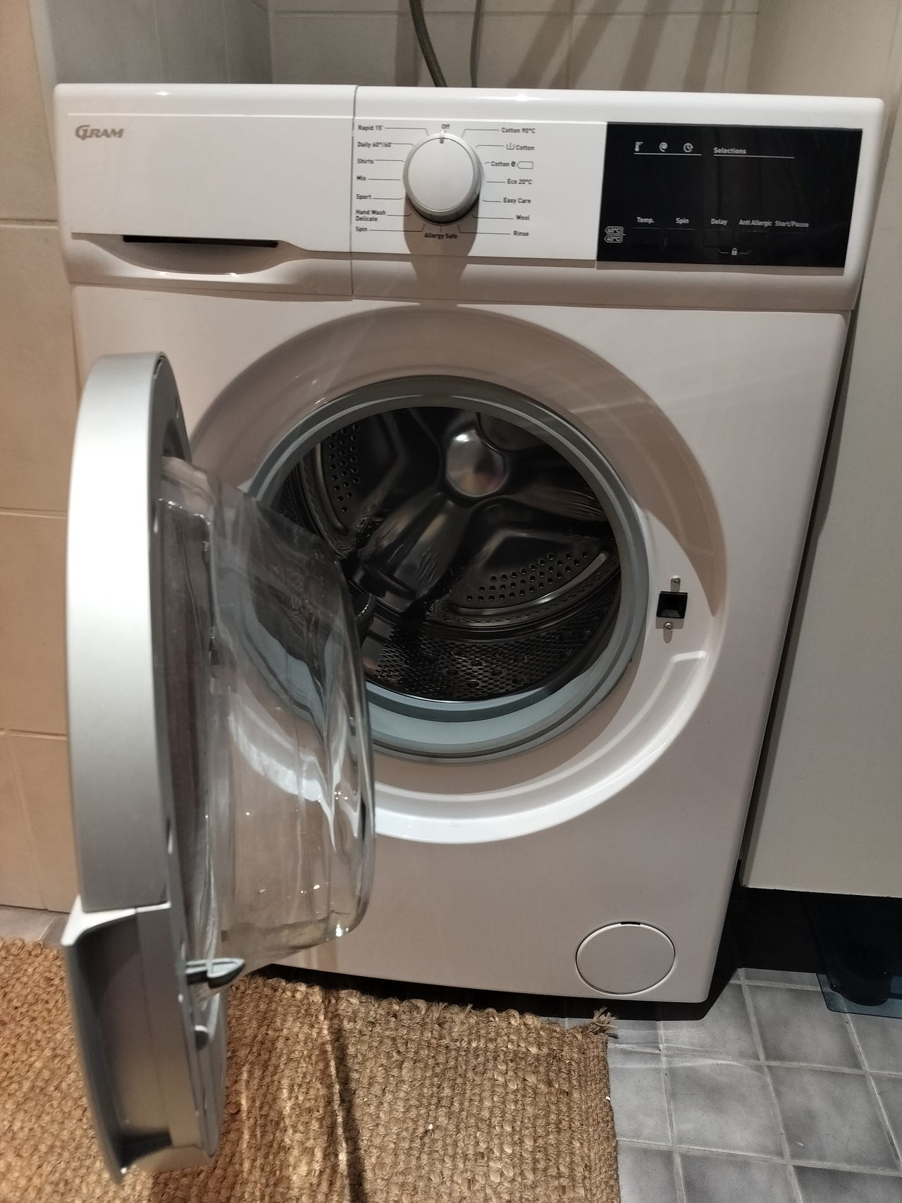Gram edestä täytettävä pyykinpesukone