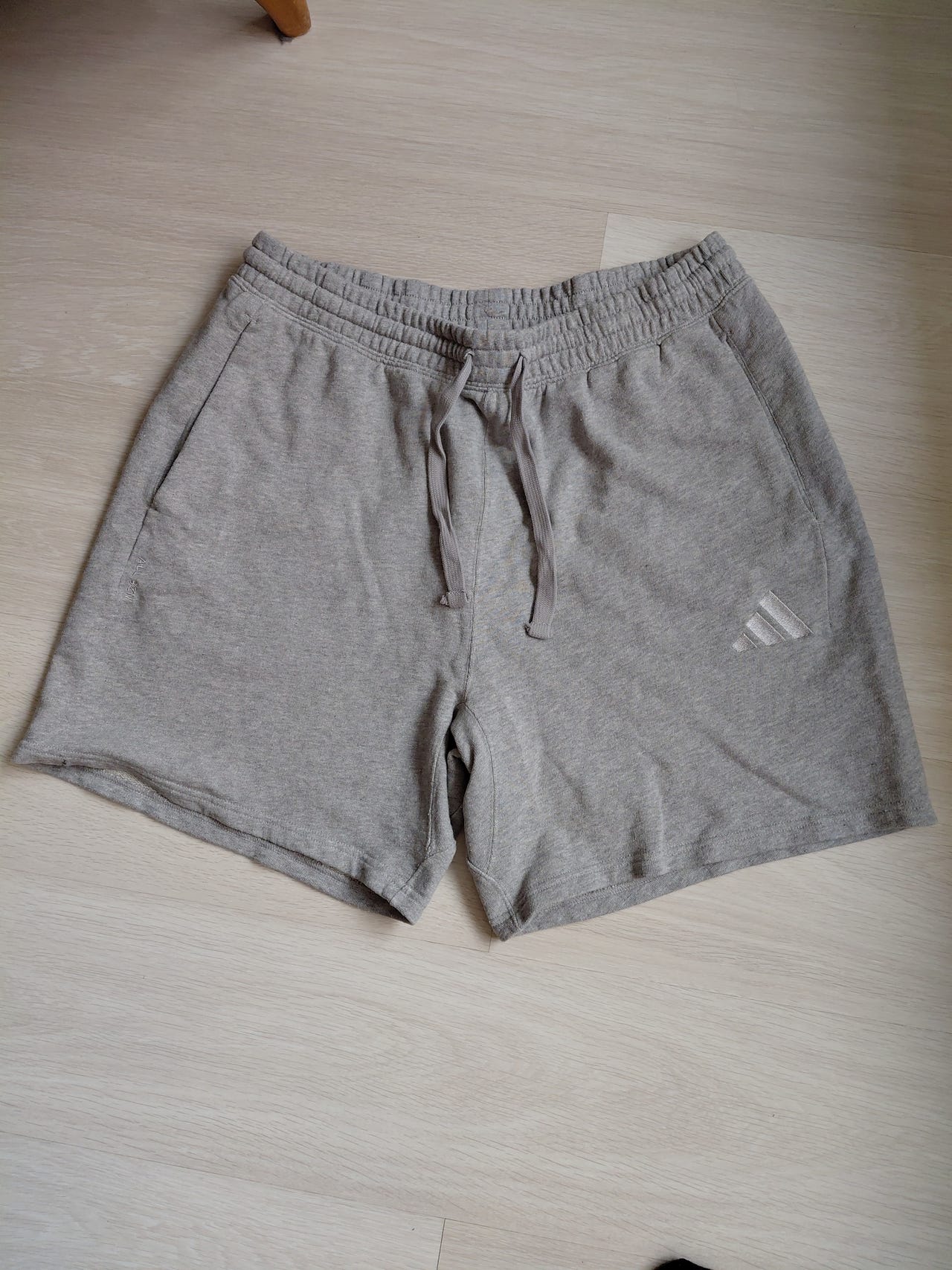 Adidaksen collegeshortsit