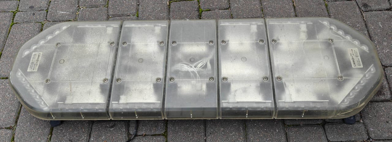 Vilkkuvat huomiovalot auton katolle