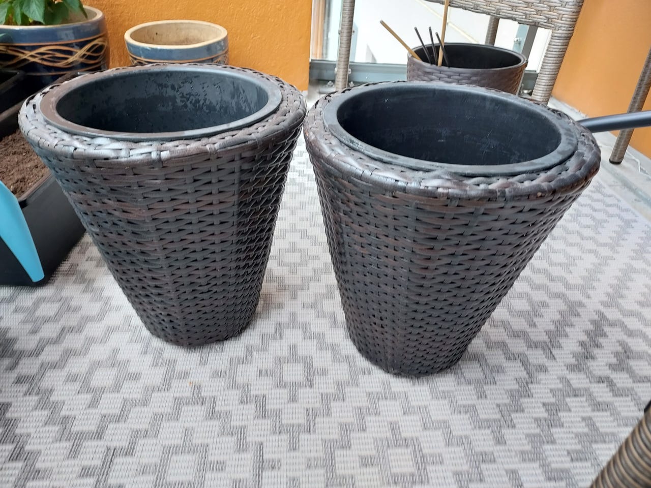 2 polyrottinkiruukkua parvekkeelle tai terassille