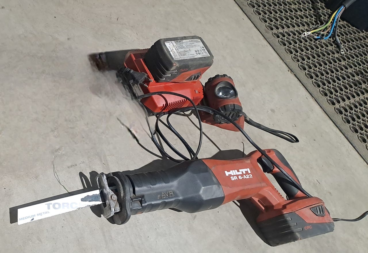 Hilti puukkosaha, laturi, työvalo 2 x akku