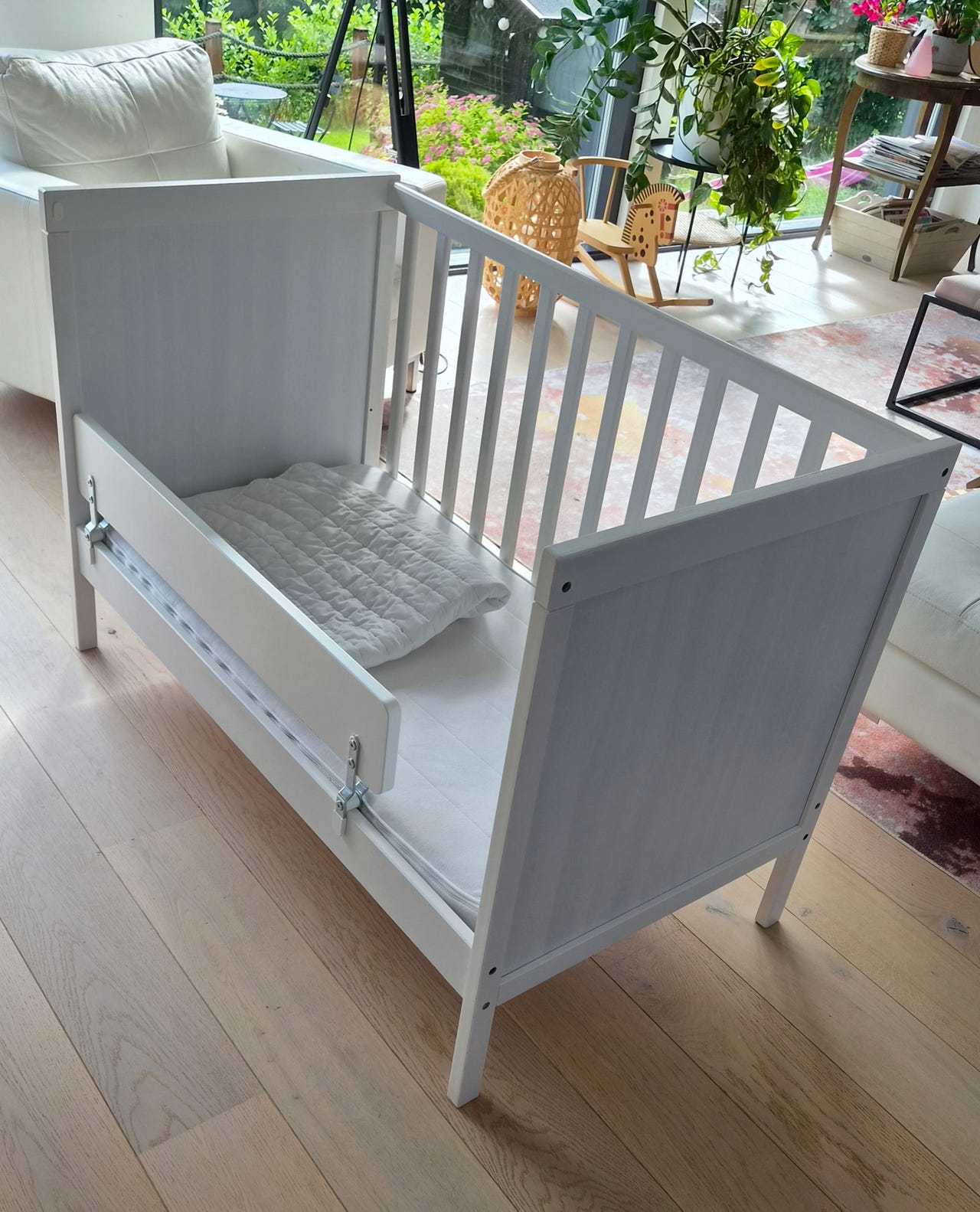 IKEA pinnasänky, turvalaita ja patja