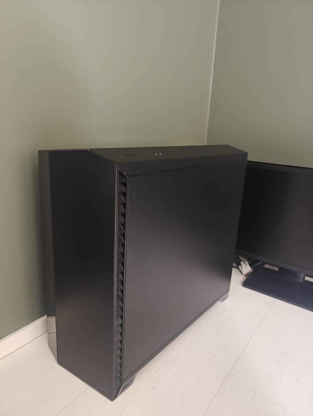 Pelitietokone ja 144hz näyttö