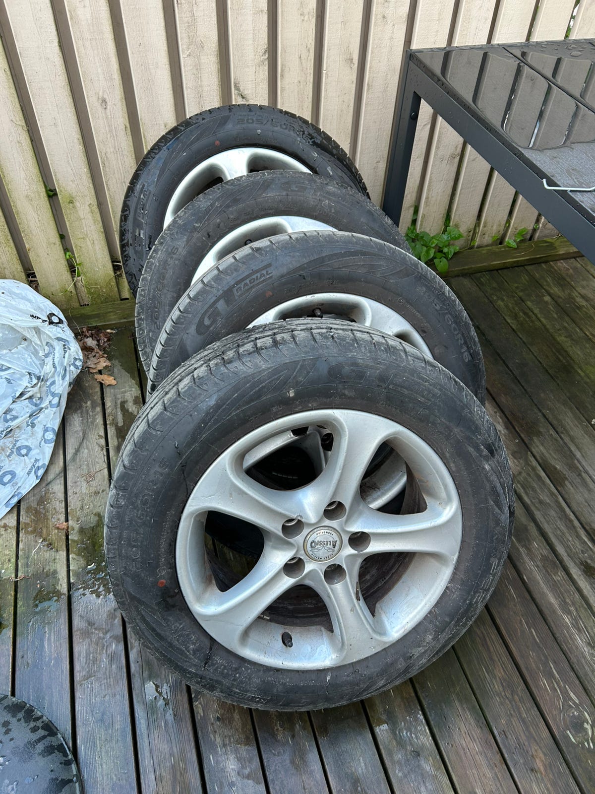 205/60R16 renkaat vanteilla 4kpl