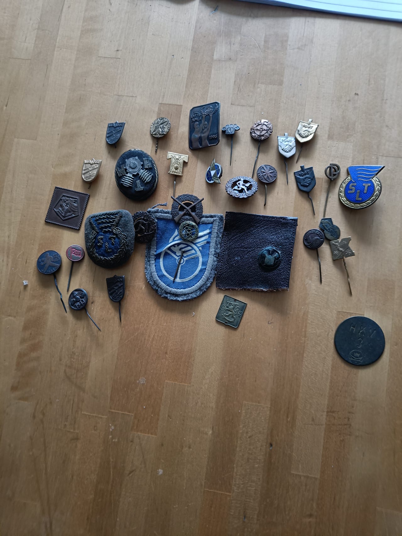 Vanhoja merkkejä ja rintanappeja kokoelma