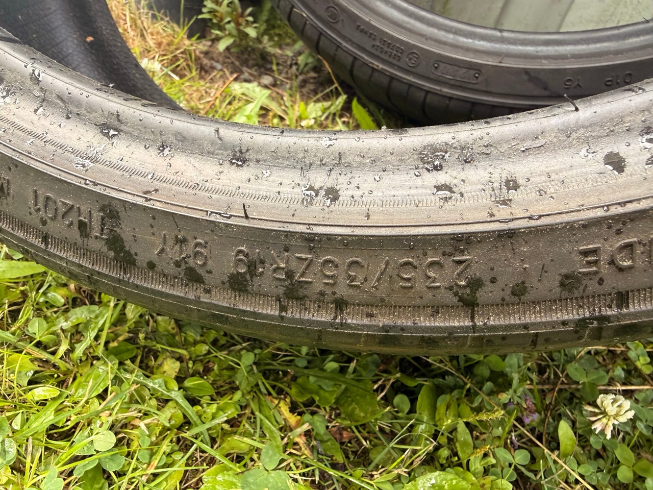 Sportex 235/35/19 renkaat