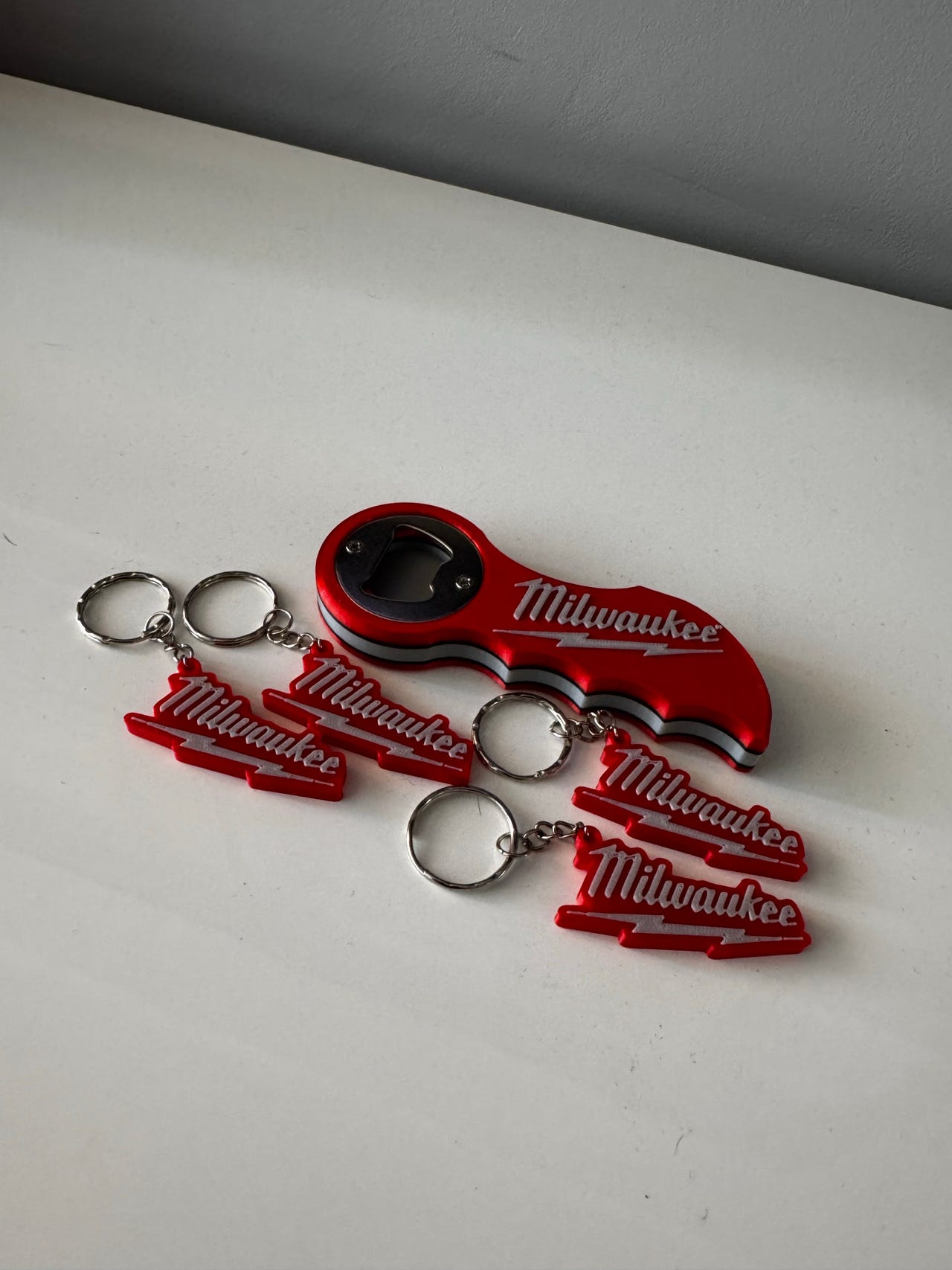 Milwaukee pullonavaaja ja 4 avaimenperää