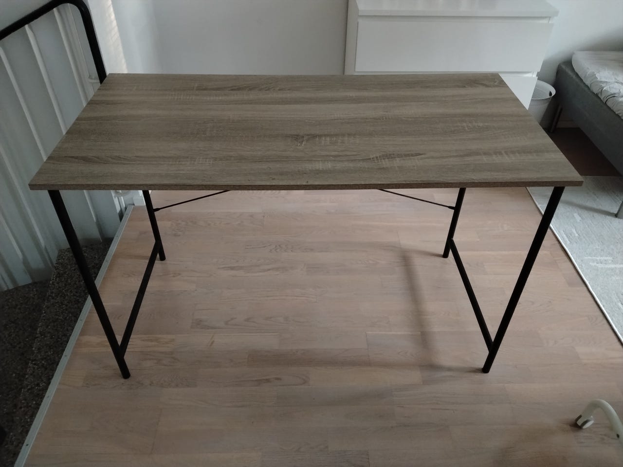 Tyylikäs työpöytä / tietokonepöytä 120 × 60 cm – hyväkuntoinen