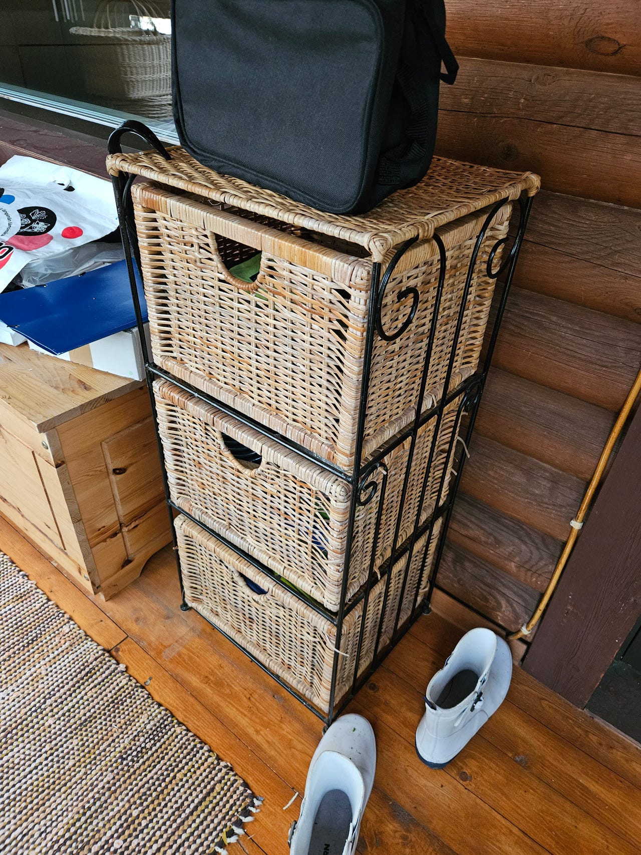 Rottinkinen hyllykkö koreilla
